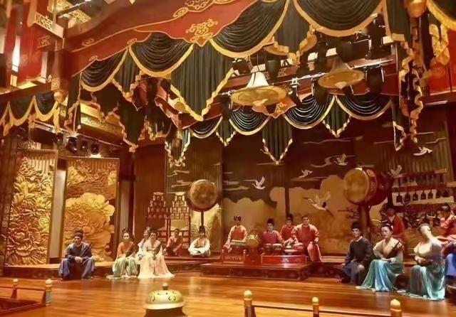 李世民有次大宴群臣，大家都喝多了，气氛就没那么拘谨了，李世民亲自倒了一杯酒，“在