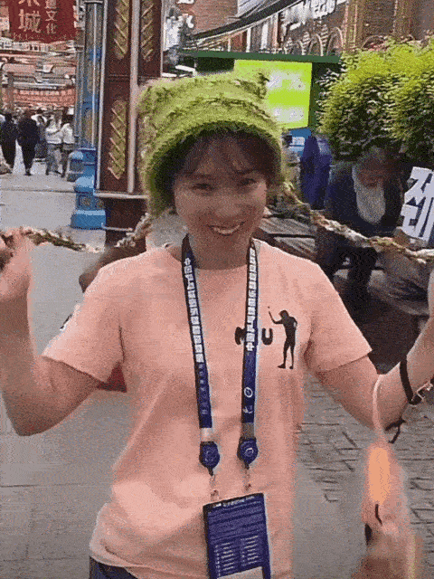 平野美宇在新疆逛街：被感动“哭”了乒超联赛表现乖巧的平野美宇，打完乒超，被队
