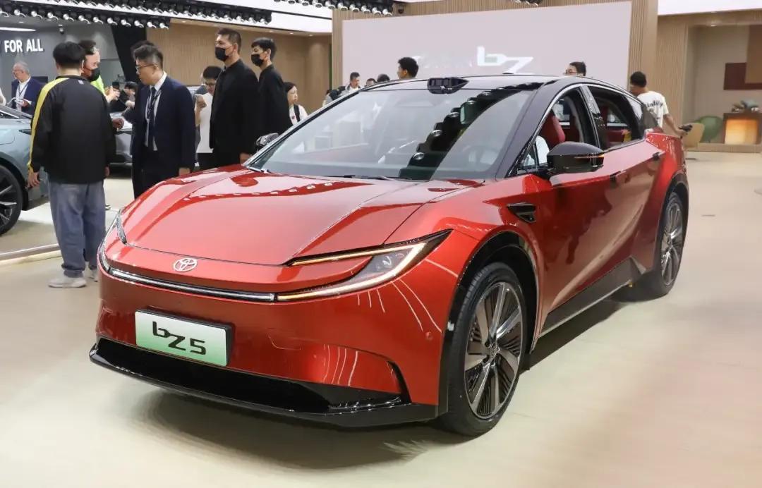 一汽丰田bZ5：续航与科技交织的出行诗篇在13万级的价格天地，bZ5似璀璨