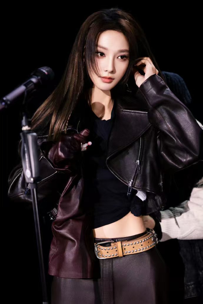 彭小苒一边唱一边哭彭小苒生日会现场泪洒舞台，边唱边哭太真情，和粉丝双向奔赴太美