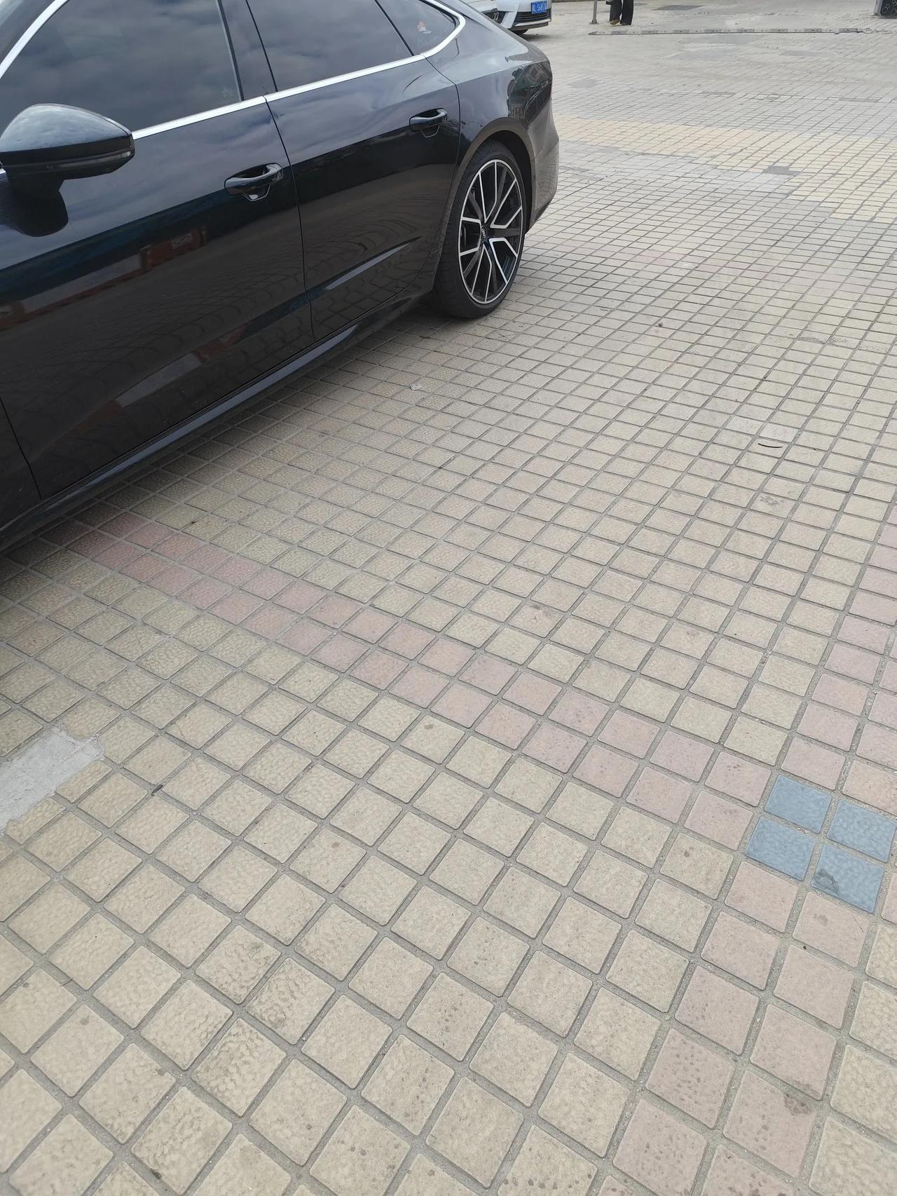 老牌子的车质量你不服不行，也同事开车在高速，我坐副驾驶，120的速度，前边的车突