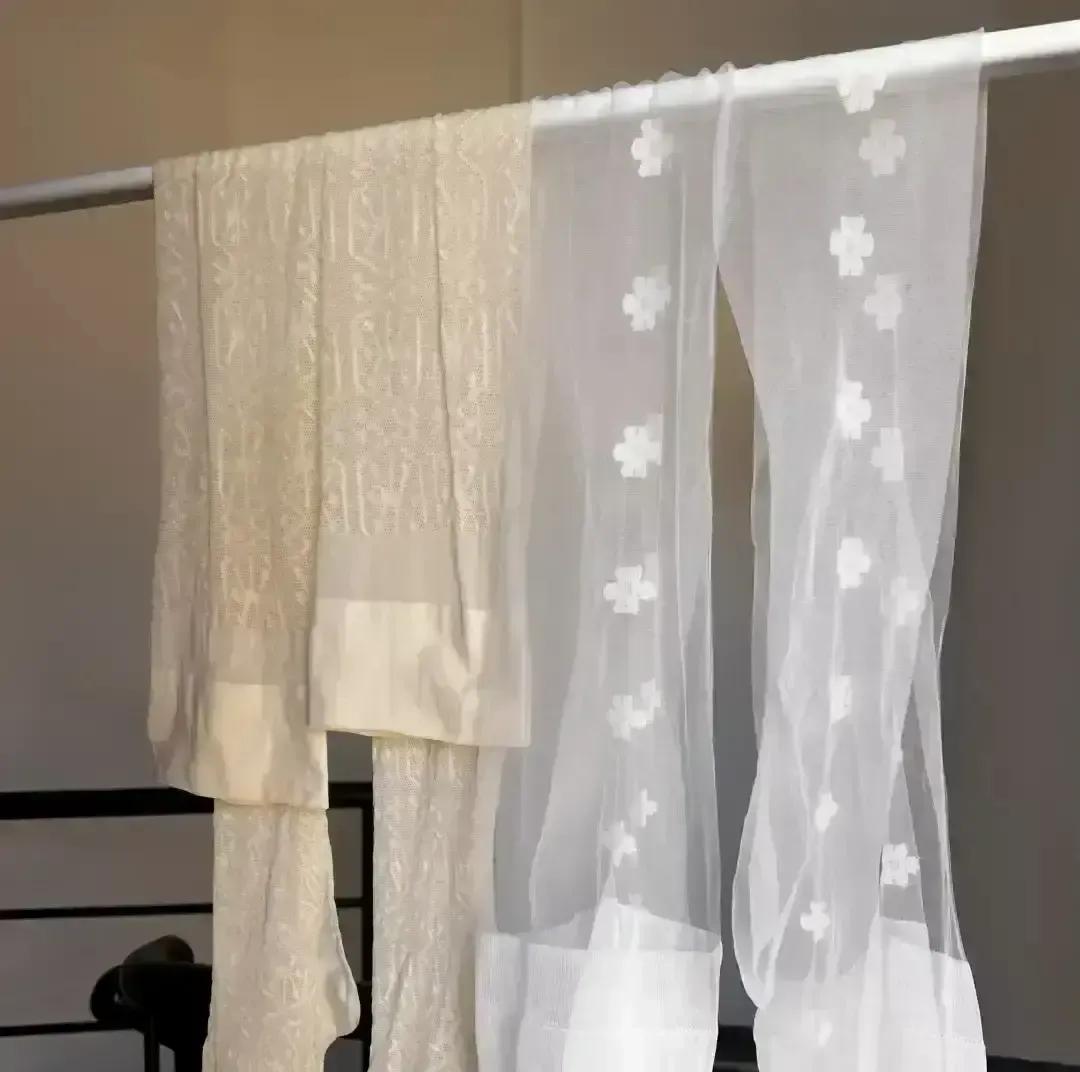 抖音上一条黑丝配睡裙的居家vlog突然爆火，点赞飙到五千万。镜头里女生在厨房冲