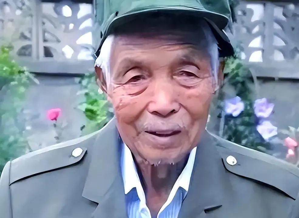1979年，一名中国战士在越南边境丛林里被两名女兵发现。 按战场常理，接下来