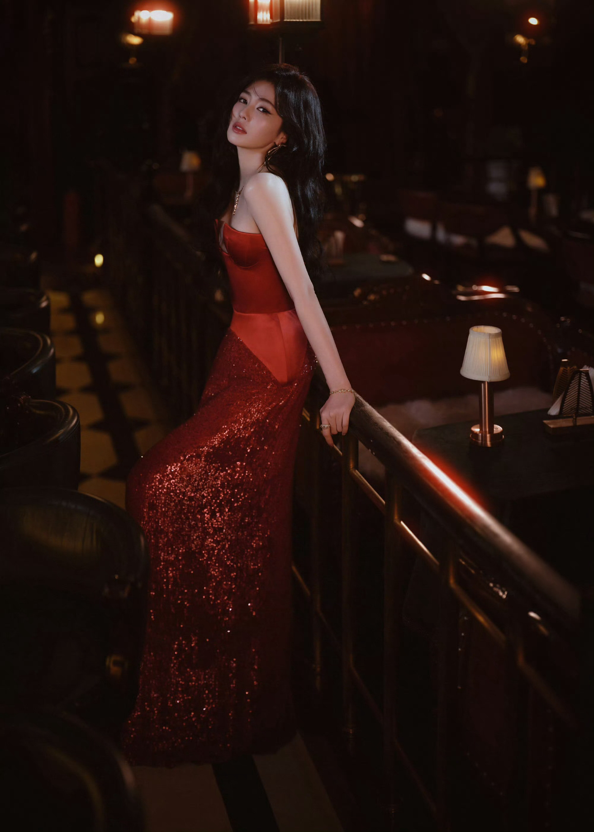 白鹿微博之夜出图，又是大波浪y1s1活动造型过于同质化了、