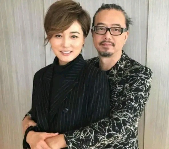 没想到演员张延也离婚了，据说她老公是个香港明星，印象里不是很出名，《余罪》里面的老傅。张延年轻时那是