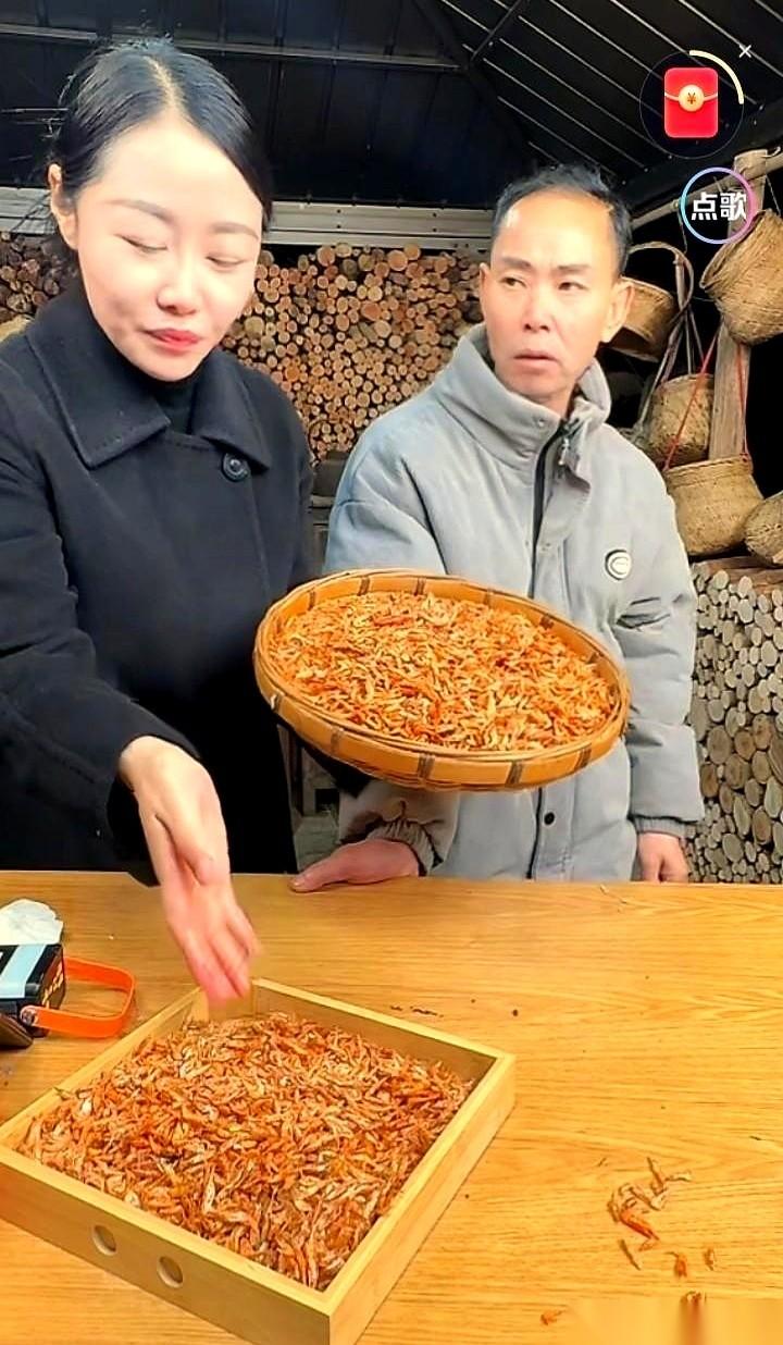 一个大男人，当着直播间所有人的面，把自己那点可怜的自尊心，掰开了揉碎了，咽下去。