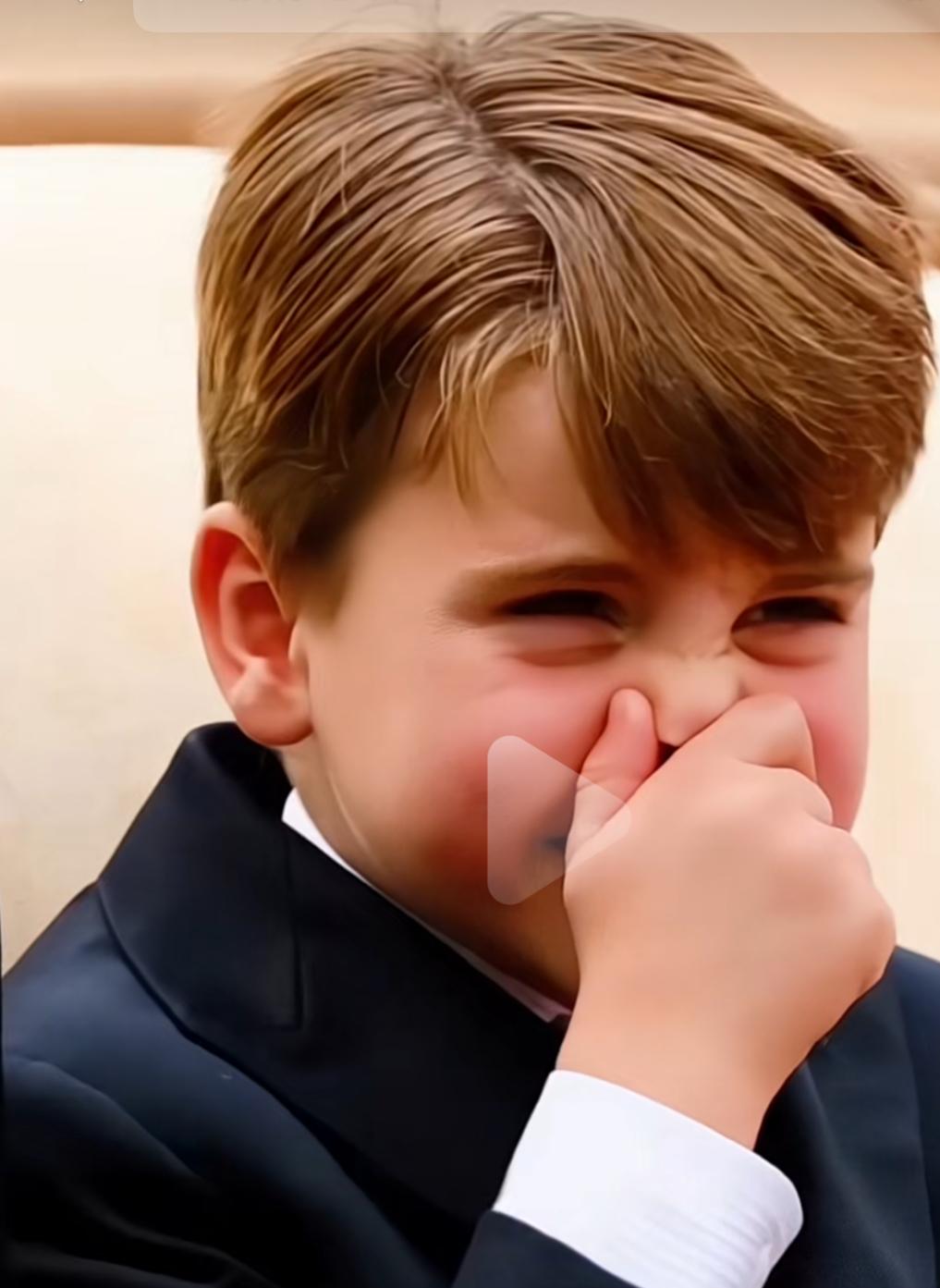 卡米拉让人笑话真的不冤，加冕礼上的裙子在高贵也被卡米拉弄的一塌糊涂。她的肠胃问题