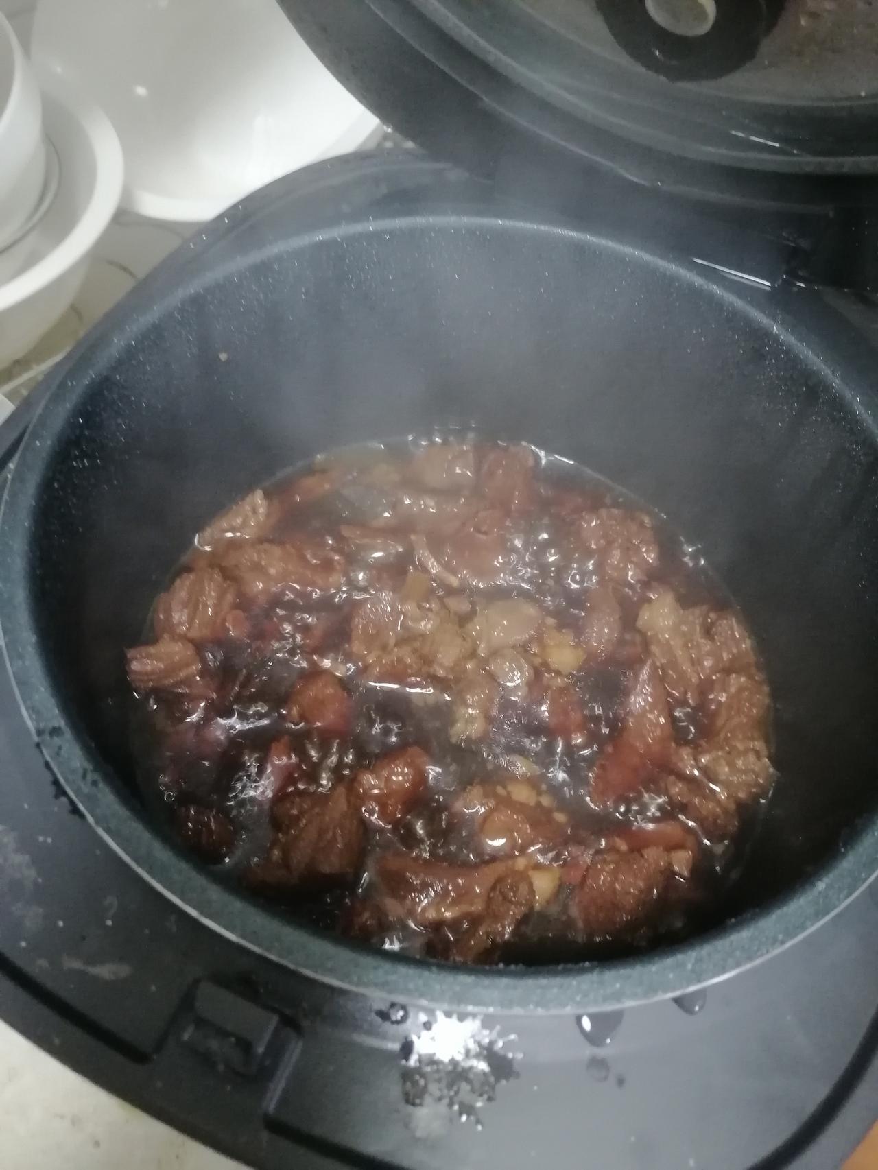 三十块钱一斤的牛腩，我买了两斤。到家就用凉水泡上，往水里撒了点盐，是照着一段视频
