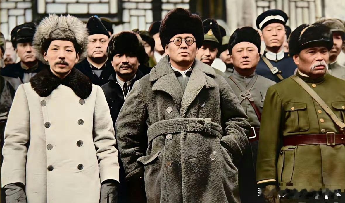 1933年热河抗战前夕，张学良、宋子文、汤玉麟于承德留下合影。三人曾信誓旦旦要