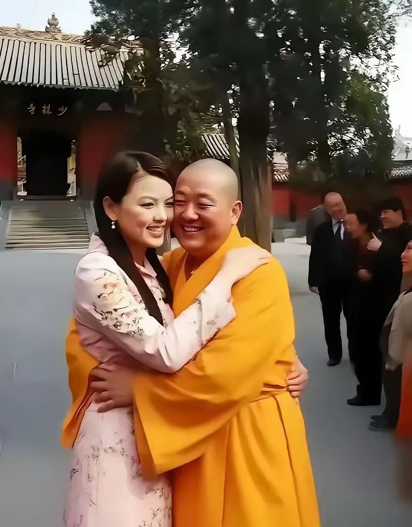 李湘和释永信拥抱这算哪门子事？拥抱时李湘好像还对着释永信悄悄耳语，看上去两人表情