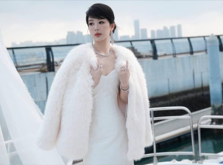 杨紫昨天直播珍珠项链配白裙，美得像画里走出来的！