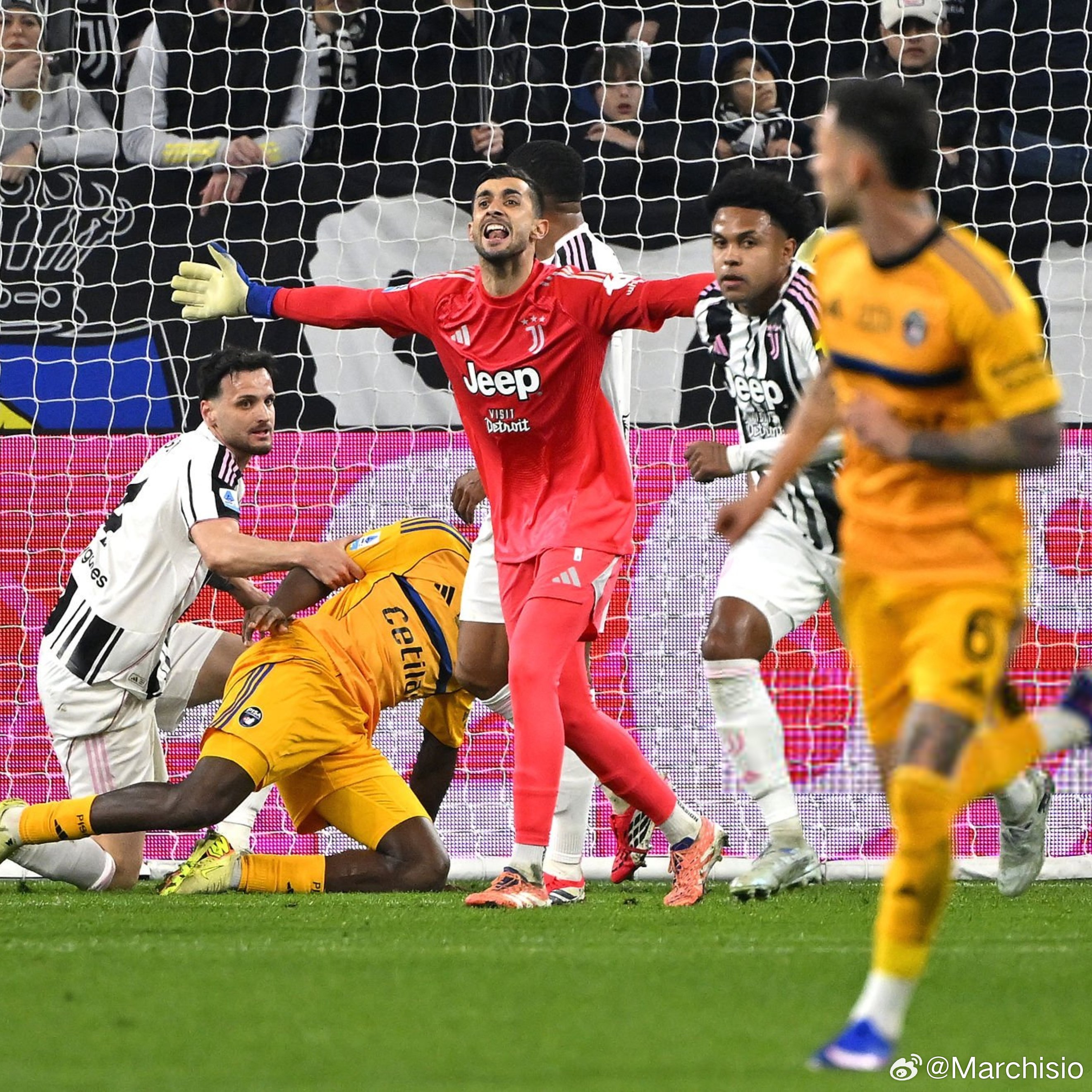 都灵体育报：尤文图斯计划在今夏对门将位置进行调整，科莫利非常认真的认为门将位置与