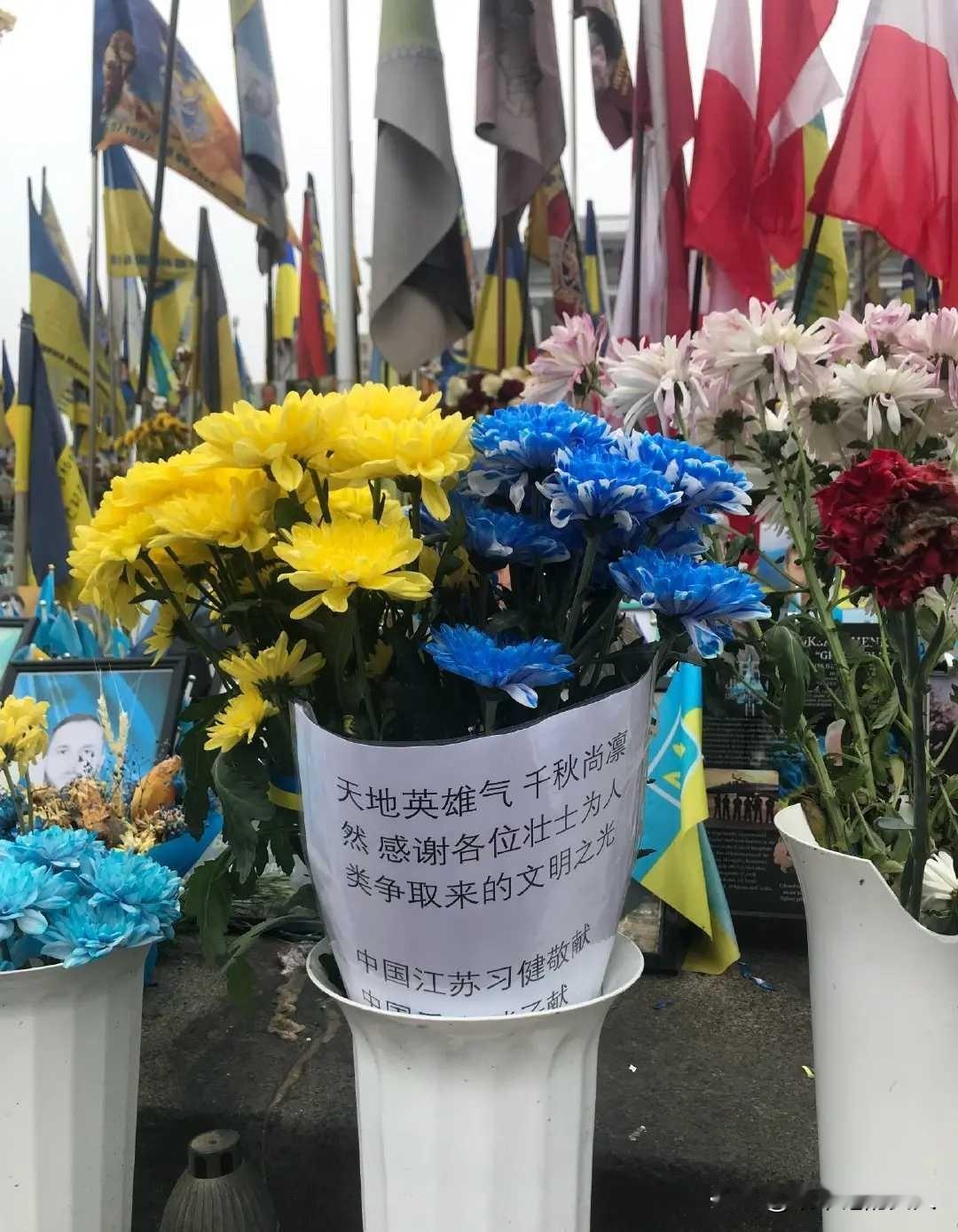 据悉，这是乌克兰🇺🇦基辅广场上有些人为战场上牺牲的人送的花🌸？