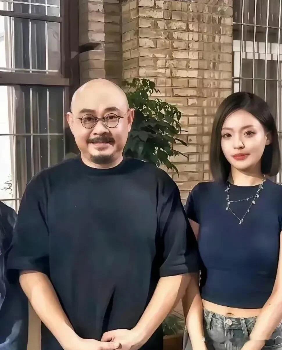 刀郎50多岁了，满脸的胡子变成油腻大叔了，旁边这一位短头发美女是谁，是粉丝还是刀