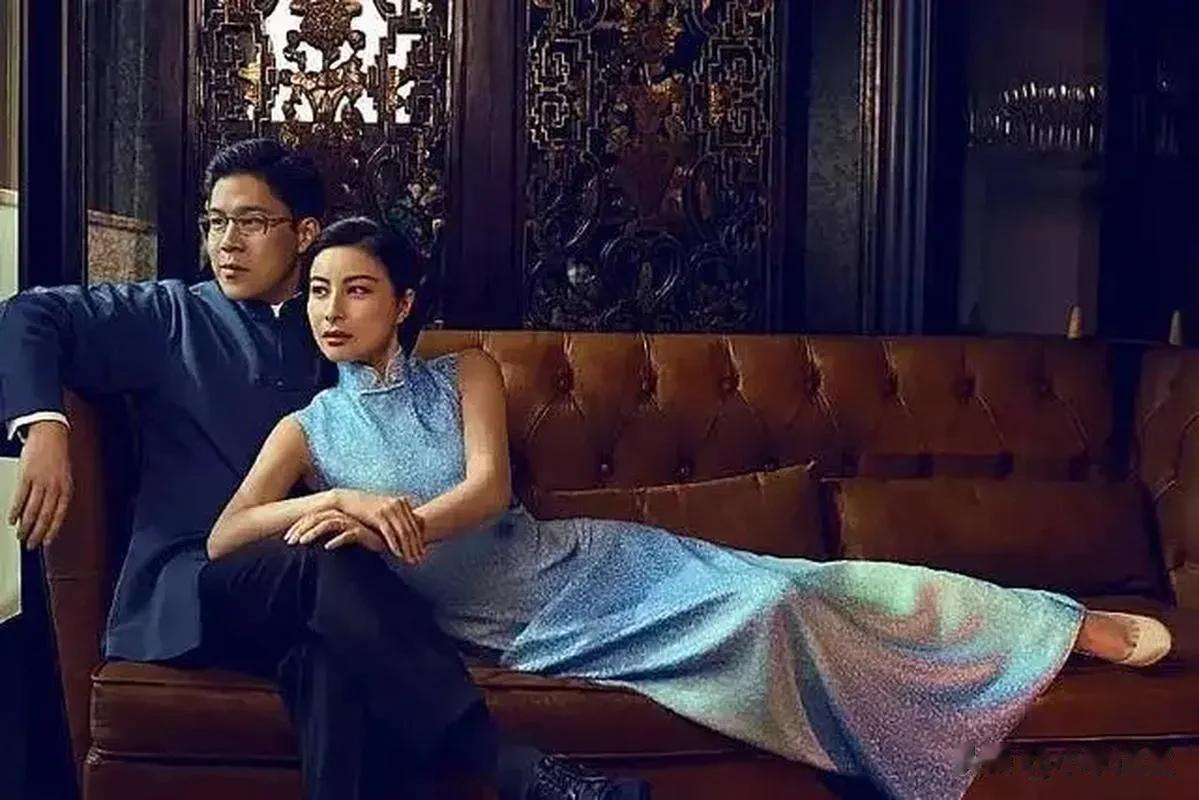 被郭晶晶给惊艳到了，穿蓝色旗袍依偎在老公怀里，美得像是画中人！郭晶晶也太漂亮