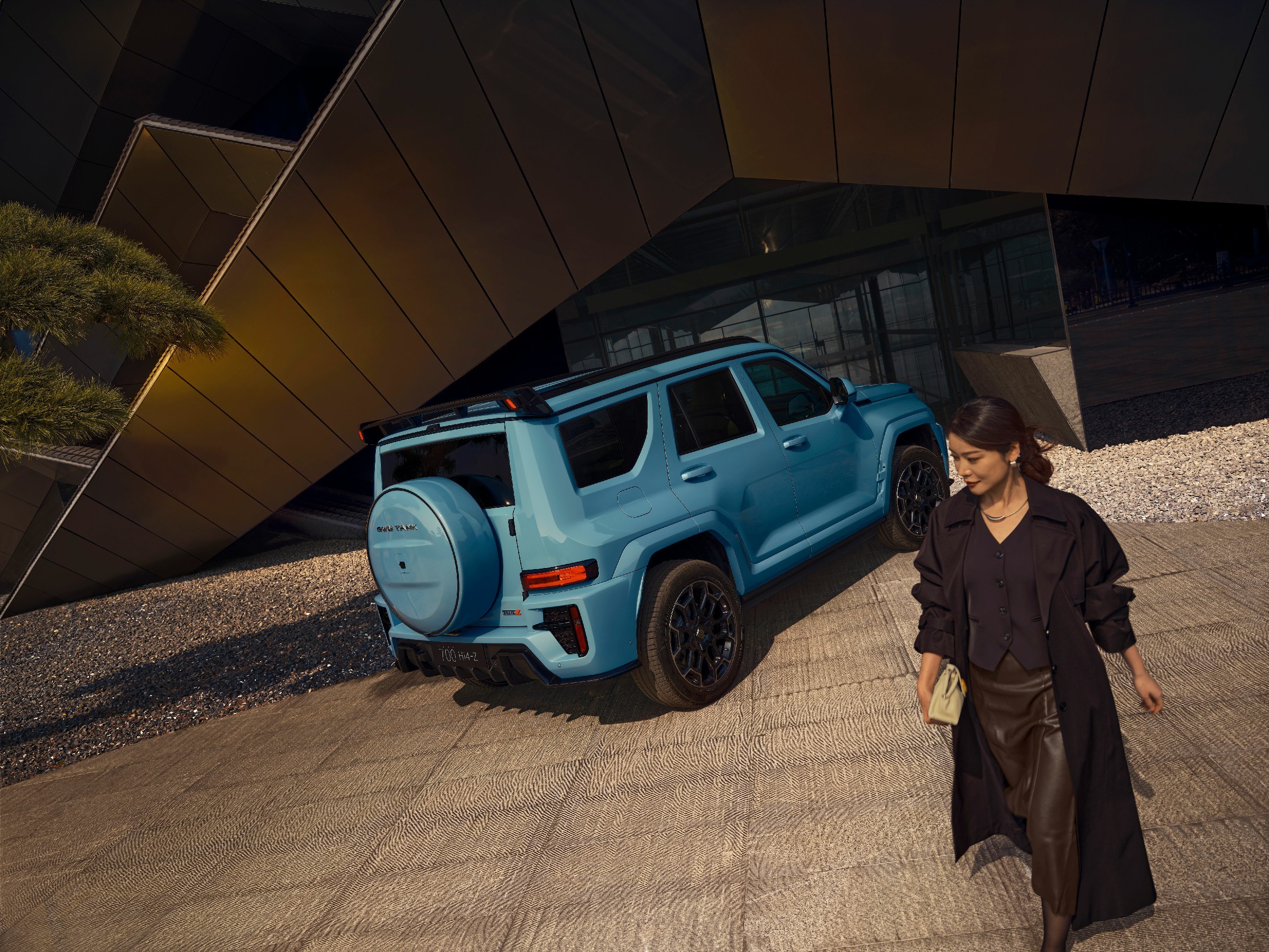 这两年看了太多所谓高端SUV，最尴尬的一点，不是贵，而是没自己的脸。嘴上喊豪华，