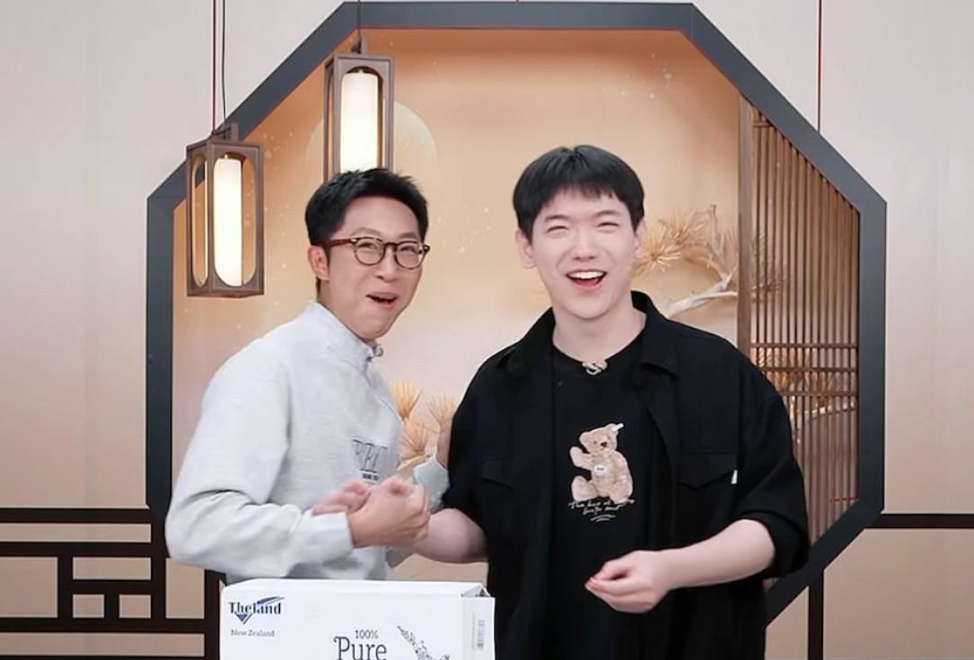 今天与辉同行放假后首播下午汉森跟传熙交接班两人的肤色肉眼可见的不在一个维度[