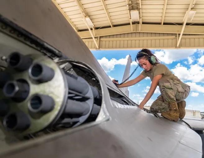 乌克兰飞行员机炮击坠沙希德乌克兰战争中，乌空军F-16战机用20毫米机炮精准