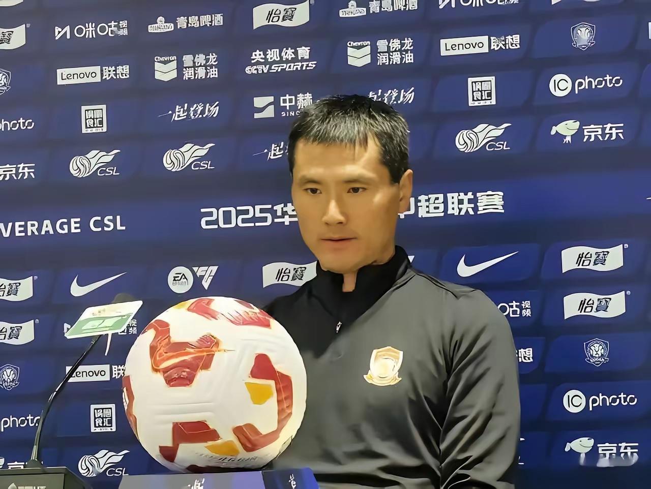 邵佳一比较低调，由于国足处于低谷，邵佳一上任压力山大，还没有正式露面接受采访，新