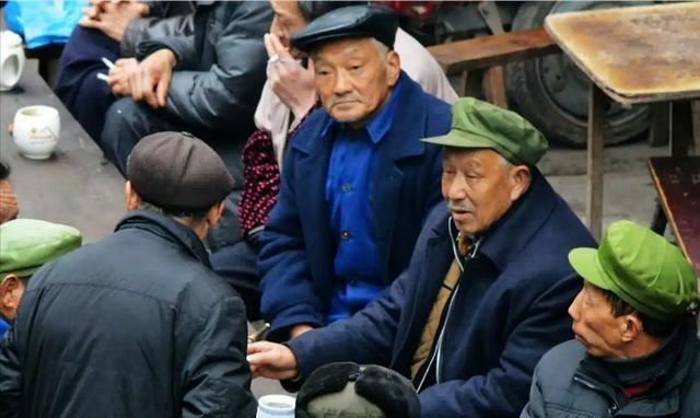 许多老年朋友在日常生活中都有这样的习惯：早上刚醒来就觉得饿得不行，忍不住急着吃点