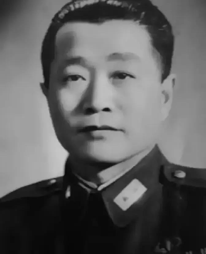 1927年，周恩来被捕，谁料，审讯他的人，竟是他的学生，他凑近周恩来，轻声说：“