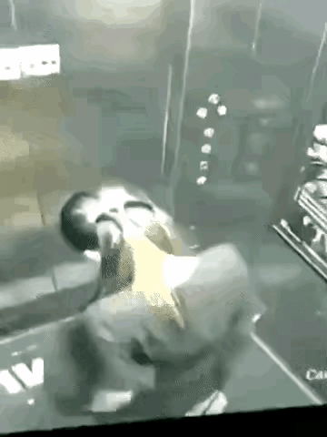 只要自己不尴尬，那尴尬的便会是别人小姐姐的动作干脆利落，毫无犹豫之意当电梯