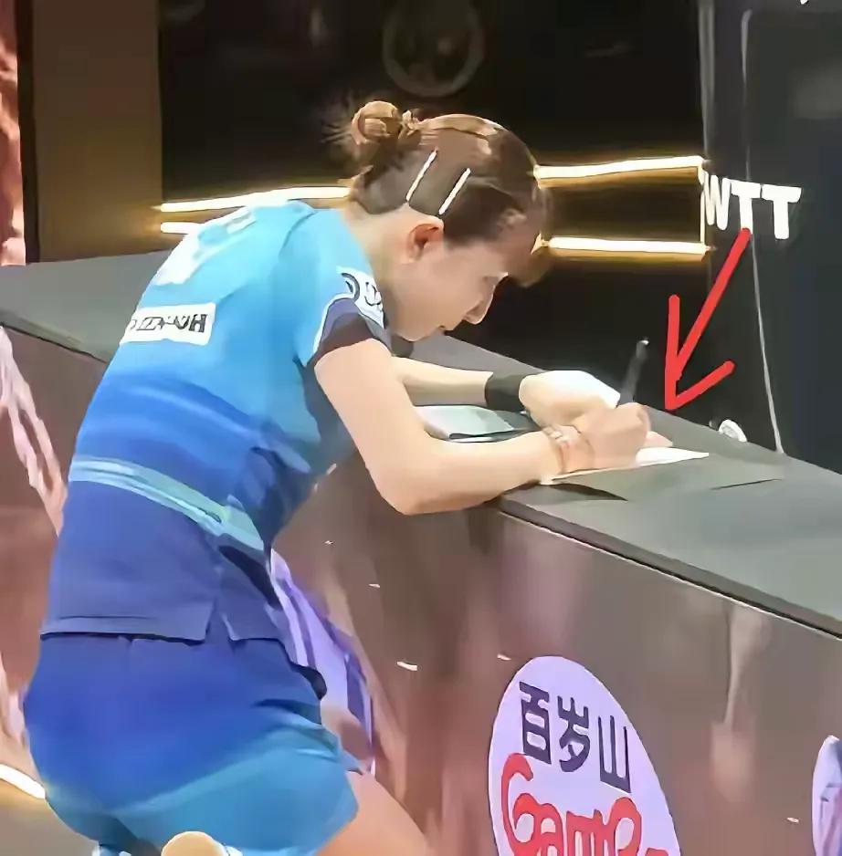 【早田希娜打球用左手，写字用右手】中国大满贯赛场，早田希娜局间跪在记录台边，右手