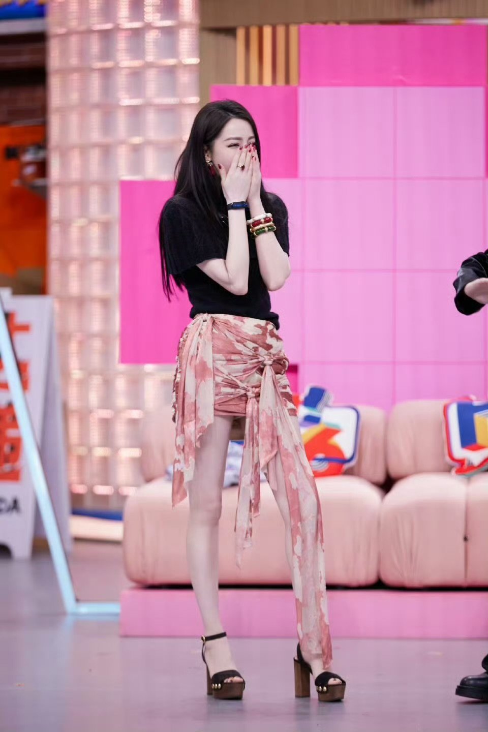 迪丽热巴好六街营业照你好星期六迪丽热巴手持红玫瑰，好六街营业氛围感拉满，归墟瞬