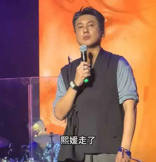 都散了吧！朱孝天开个人演唱会，F4其他三个人送了鲜花和卡片，卡片上的字亮了，写