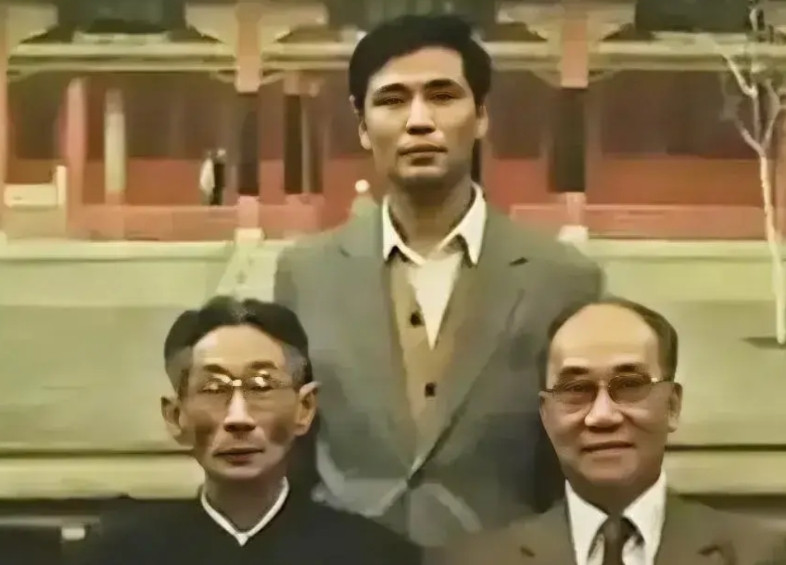 相声界现在的这股代拉师弟拜死人充大辈的歪风邪气其实就是被马三立、侯宝林、姜昆这些