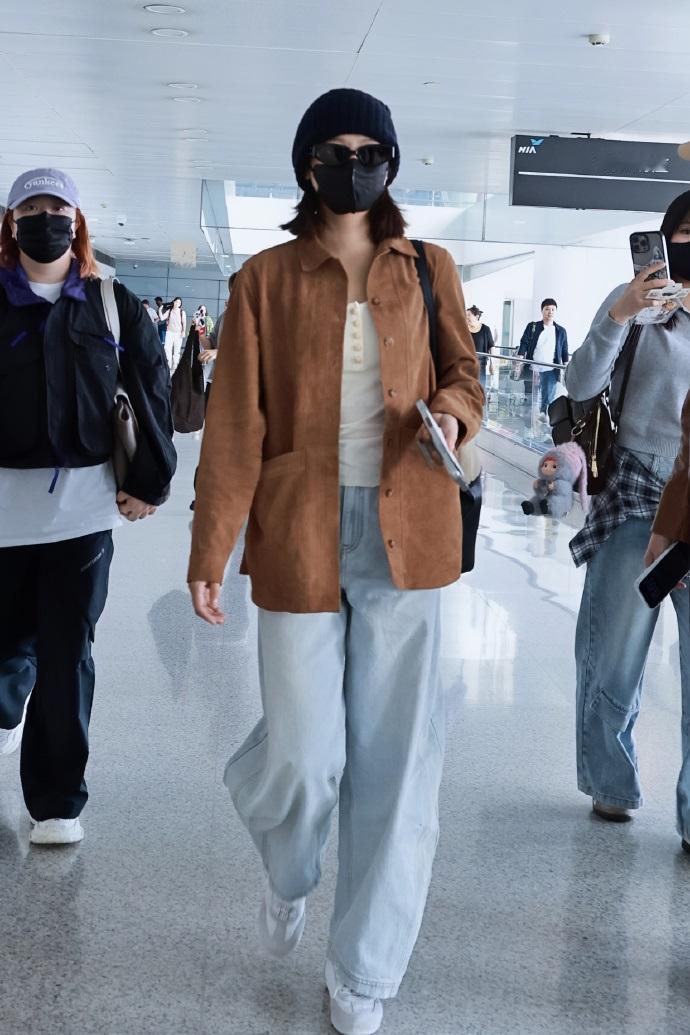 今天辛芷蕾现身杭州机场，她这回搭配的很靓丽，看起来也格外的显年轻，气质超好。