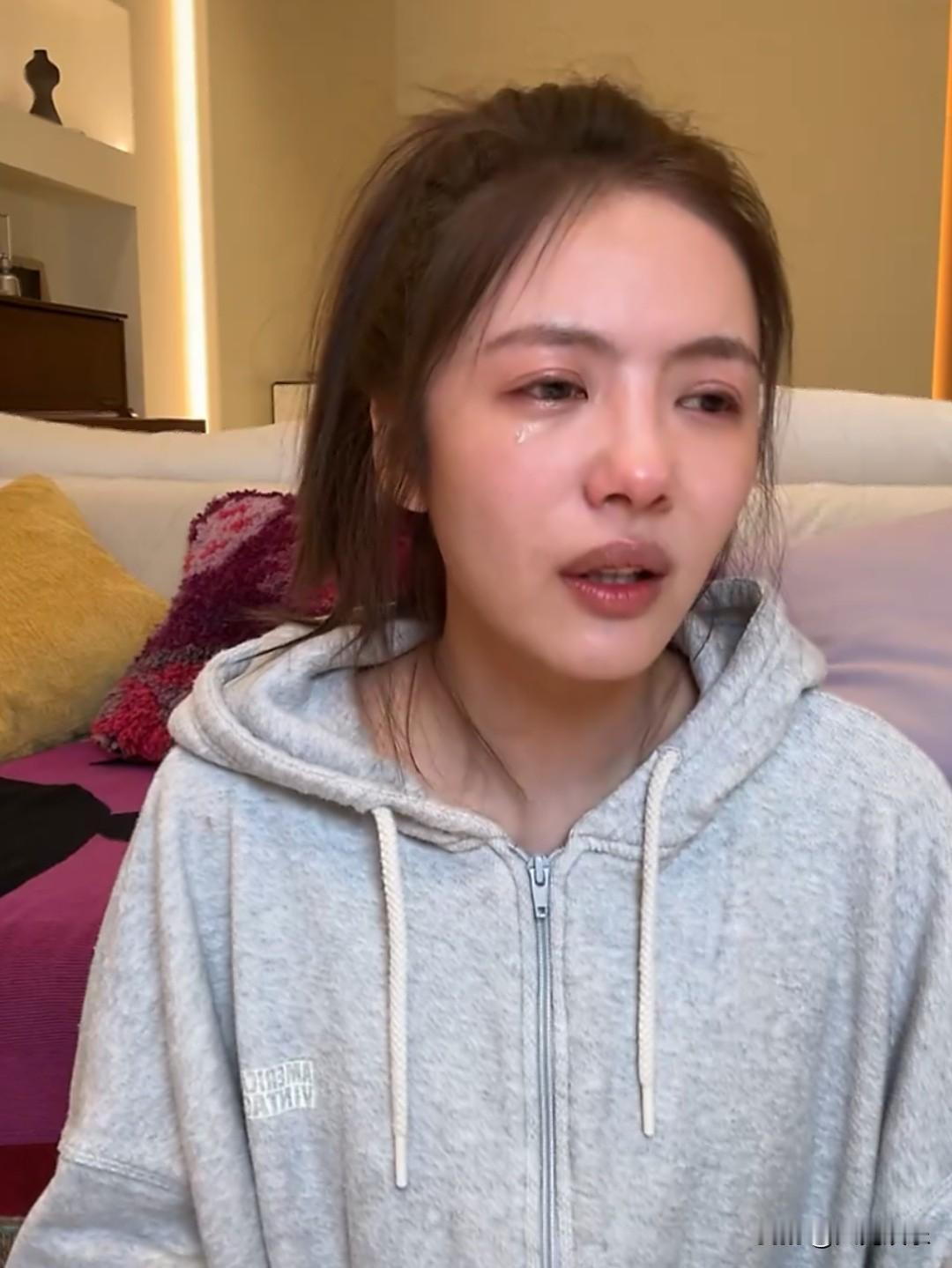 演员蔡文静在直播的时候失声痛哭，工作人员让她赶紧下播，没想到蔡文静完全不搭理。