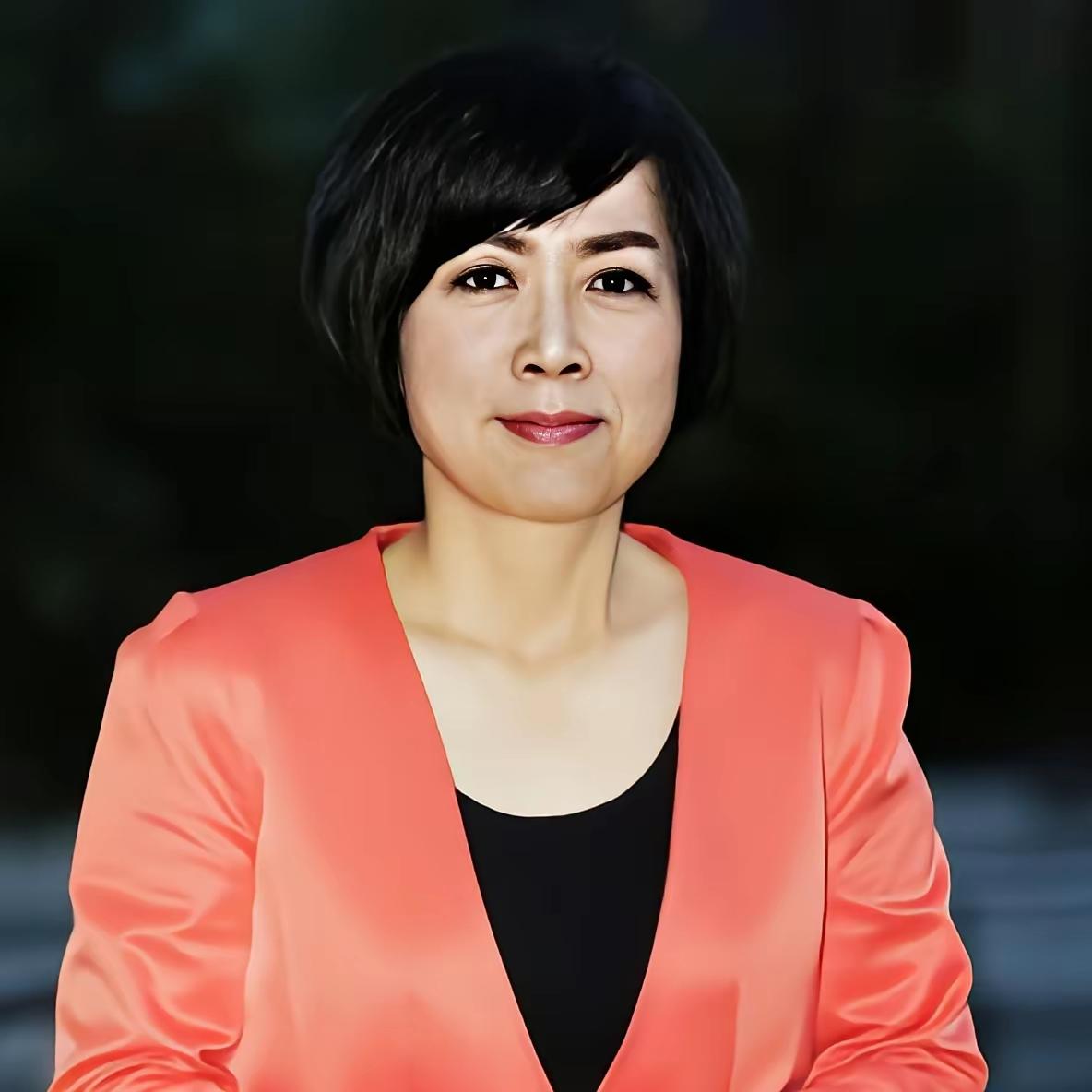 黄智贤摊牌了，黄智贤正面回应邱毅称，我和他从头到尾，根本就不是同一个阵营的人。我