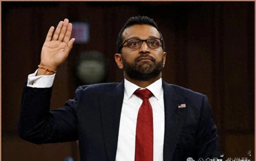 FBI局长坐6000万专机约会女友，民众怒斥浪费，局内甩锅埋下新隐患。美国FB