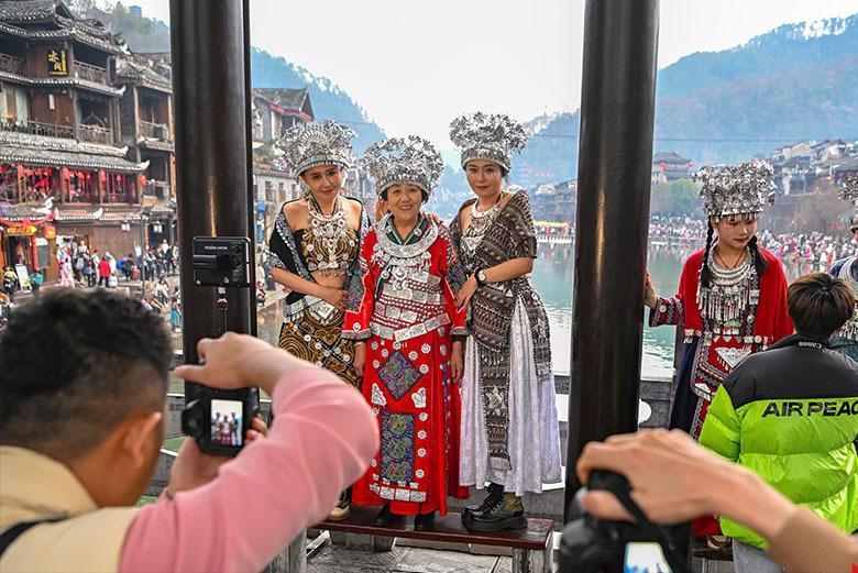 旅拍，凉了。 2026年8月，大理、丽江、西双版纳的旅拍店集体转冷，连曾经的