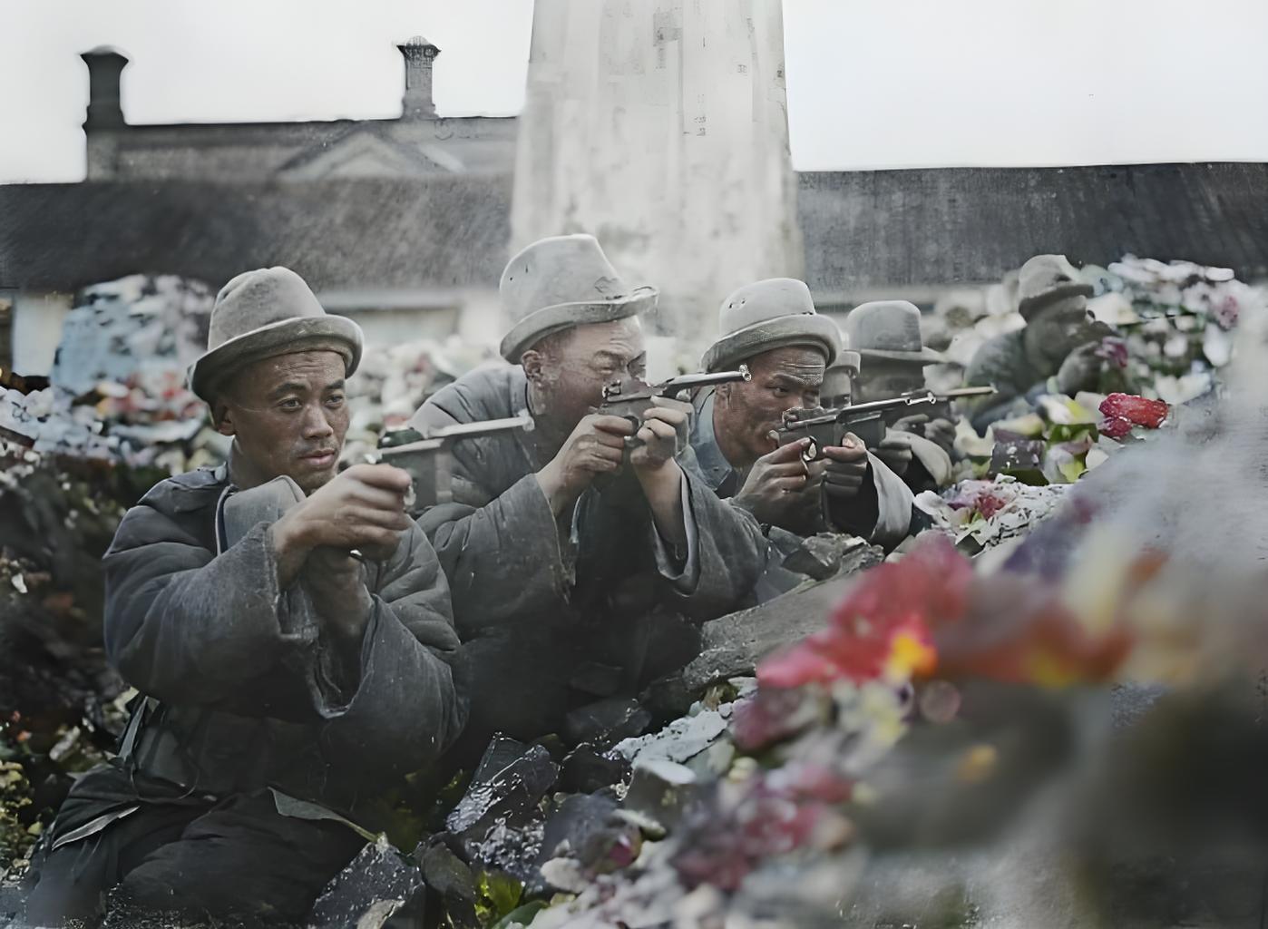 这张照片展现的是1927年初上海起义期间的场景。画面中，孙传芳军队成员头戴帽子，