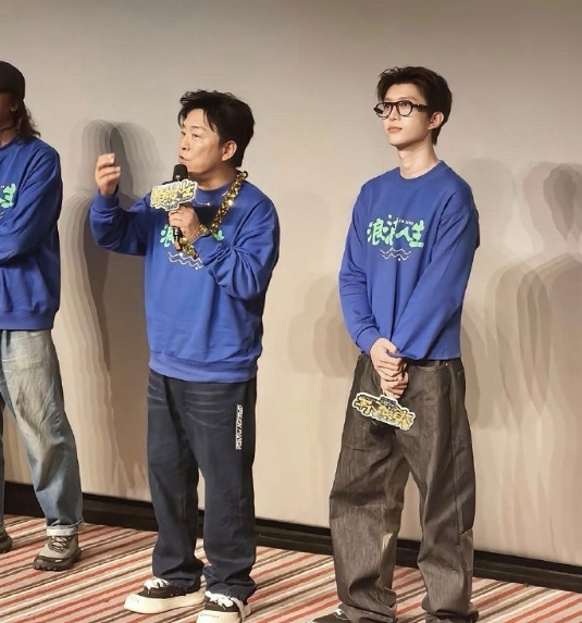 搞不懂为什么明星都爱穿这种松松垮垮的裤子来显示自己潮，一个个都穿成五五分。​​