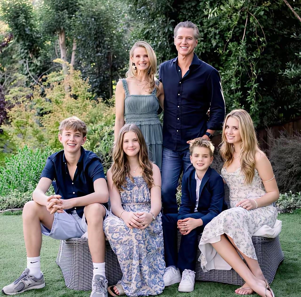 纽森这一家的颜与气质，有谁能媲美吗？在美国，应该没有人了吧！四个子女，没有一