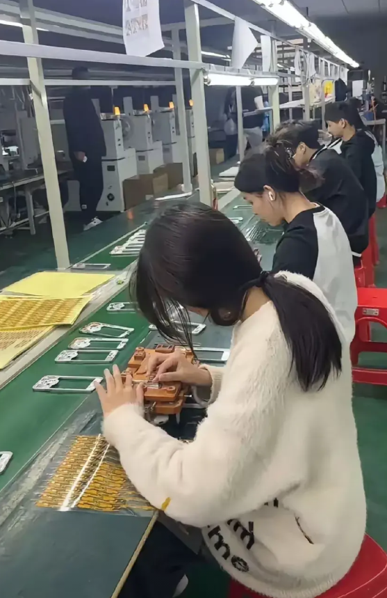 广东东莞，有一名男子在网上诉苦，这几天厂里面来了一名新员工，原本大家都是按时算工
