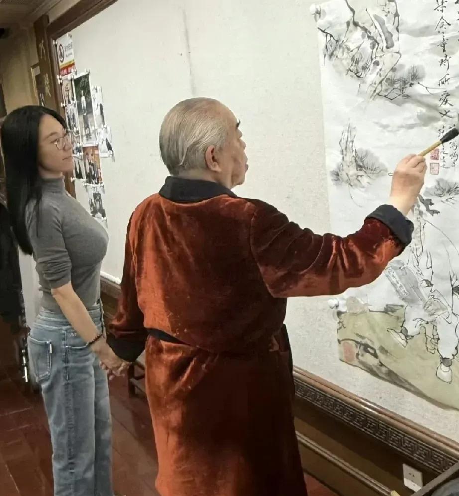 终于还是道德赢了！范曾的画开始跌价了。不是范曾错了，而是他做的事，让大家觉