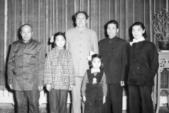 1950年，北京。在见到堂弟毛泽全的时候，毛主席十分关心，高兴地问：“泽全，延安