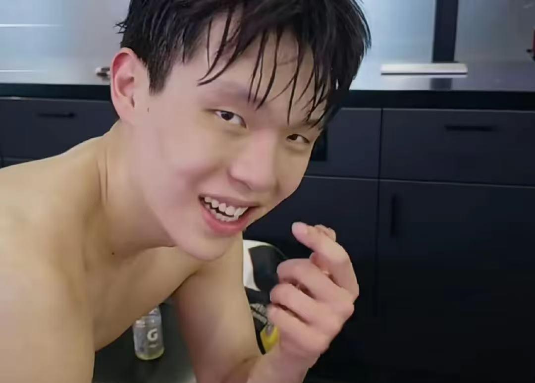 杨瀚森手腕伤痛是虚惊一场吗？杨瀚森大洋彼岸的冲击NBA之旅牵动着中国球迷的心，