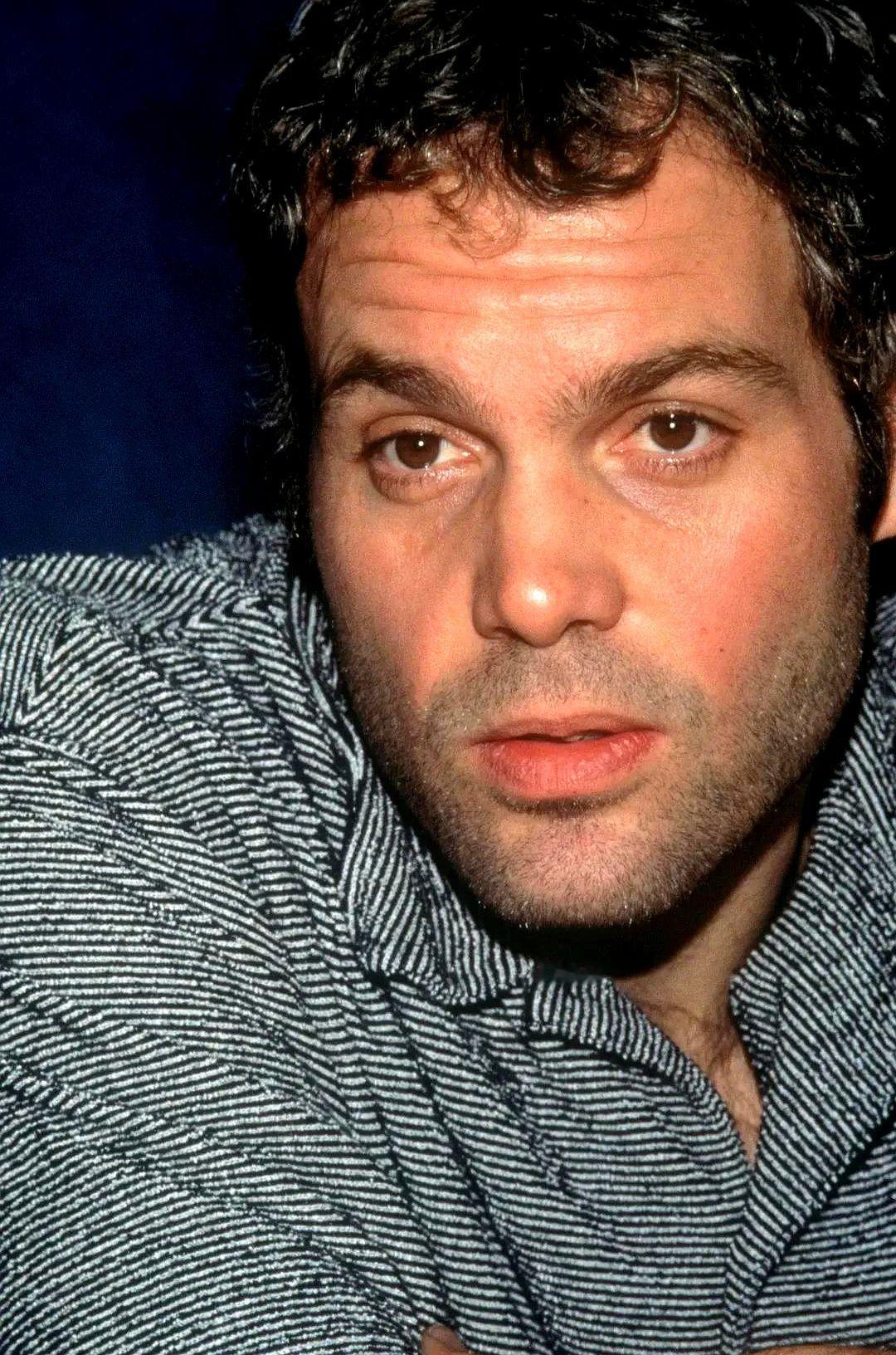 还记得《黑衣人》里那个外星寄生的埃德加吗？1997年文森特·多诺费奥演的，扭曲的