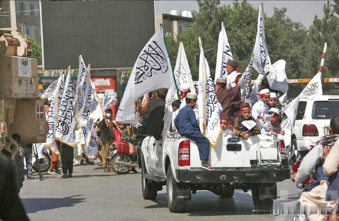 掌权五年，塔利班向全世界低头8月15日，喀布尔街头装甲车轰鸣，白旗飘飘，塔利班