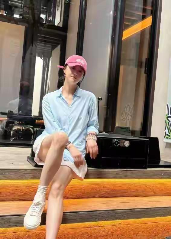 你当年最想考的大学是哪所瘦下来的蒋欣狠狠惊艳了众人，一身浅蓝色衬衫搭配白色短裤的