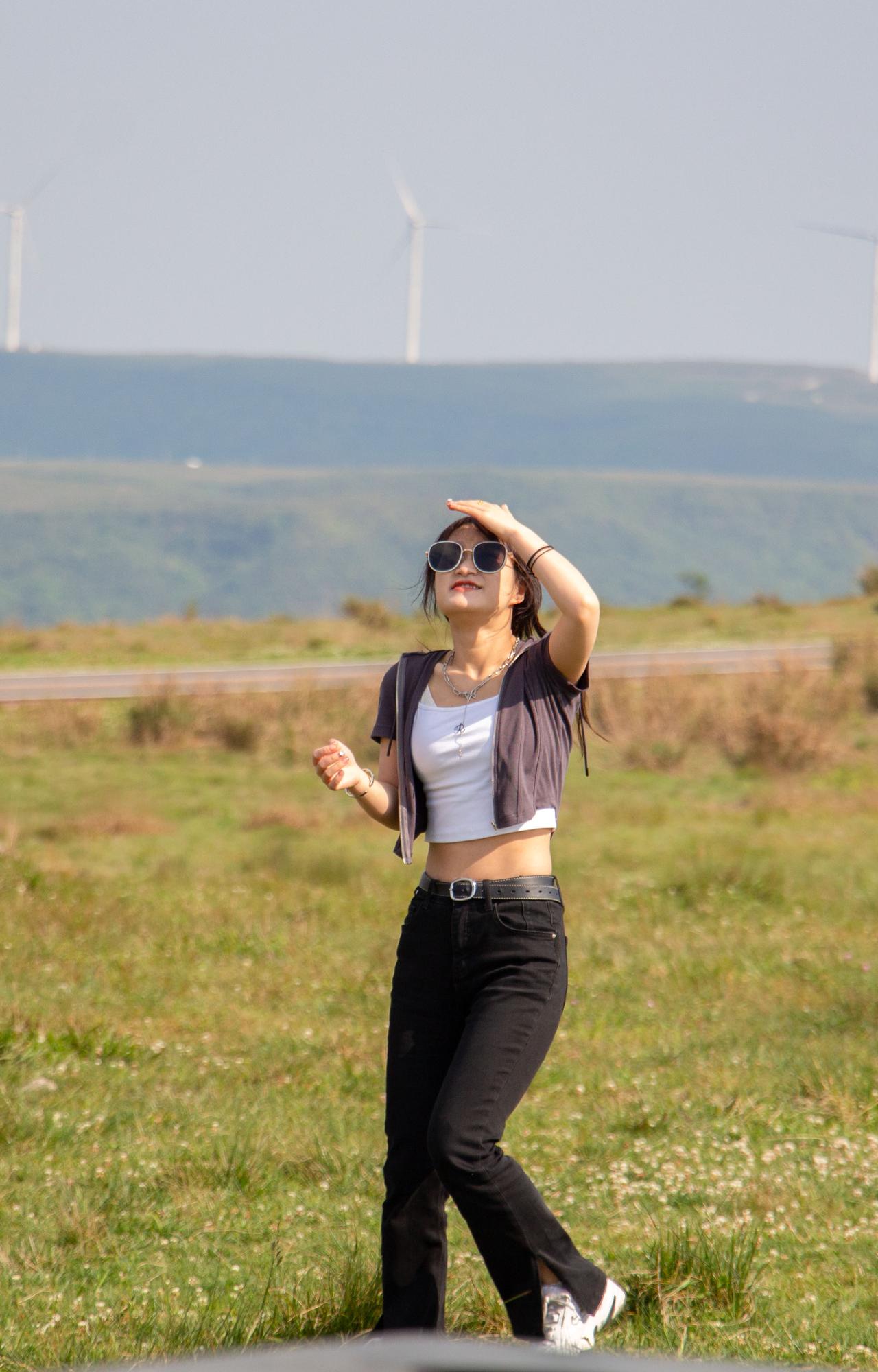 组图｜把烦恼丢进风里墨镜一戴，谁都不爱。在山野里撒野，在风里做自己。不用迎