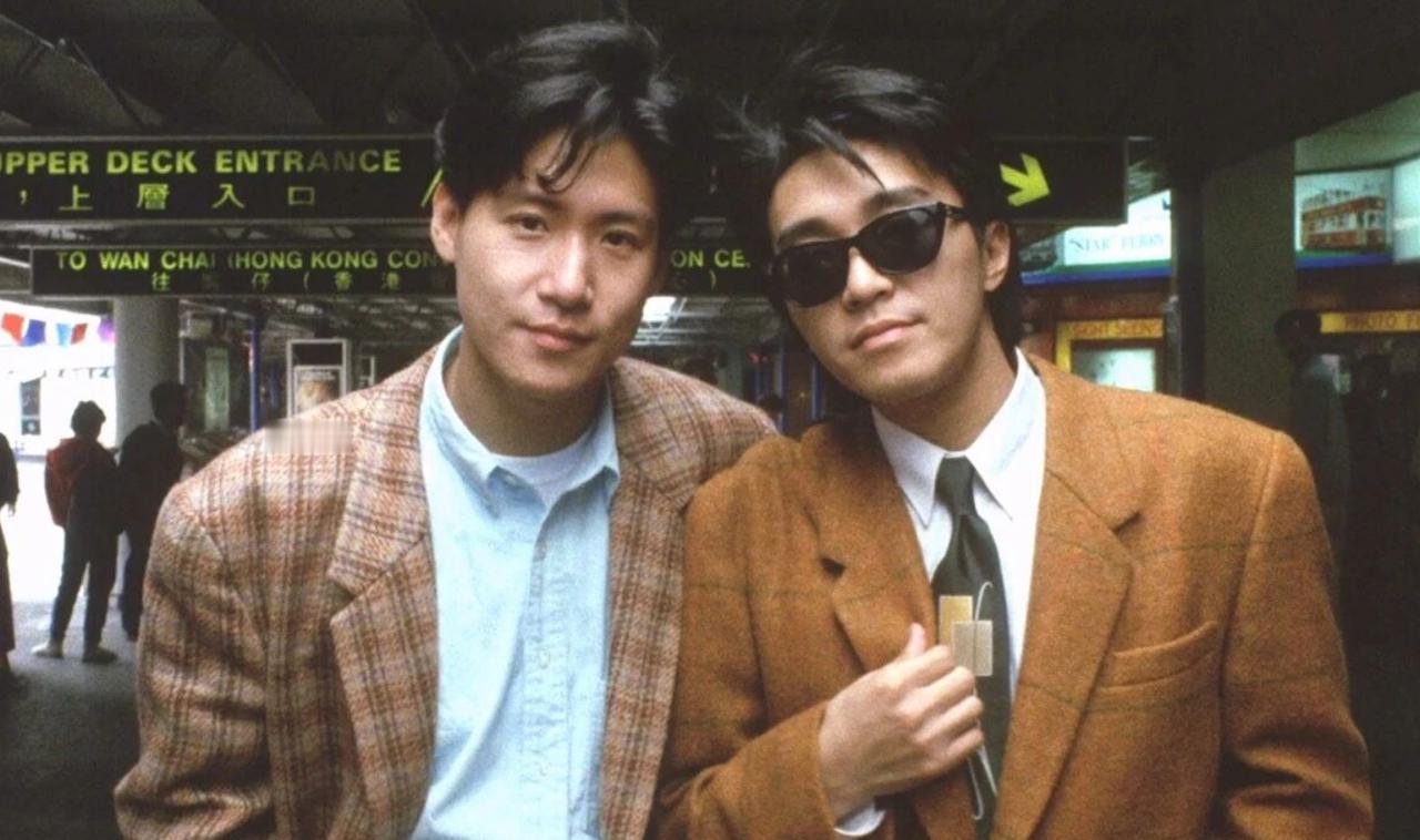 一张老照片，定格1990年《咖喱辣椒》片场瞬间。张学友与周星驰并肩站在香