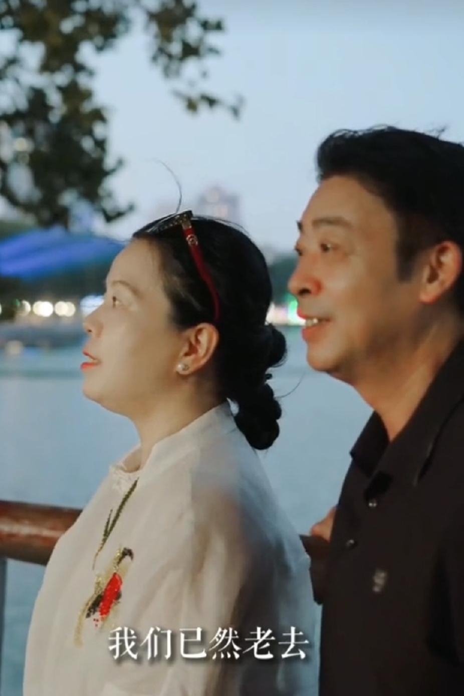被逼出来的坚韧与坚守！柴桑大姐在直播中说起许妈和姚爸，满是心疼。夫妻俩何其