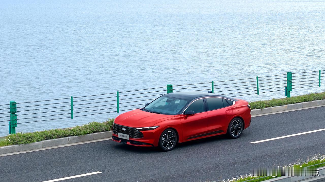 动力方面，蒙迪欧和凯美瑞区别很明显，一个偏运动，一个偏平顺。蒙迪欧动力更强，