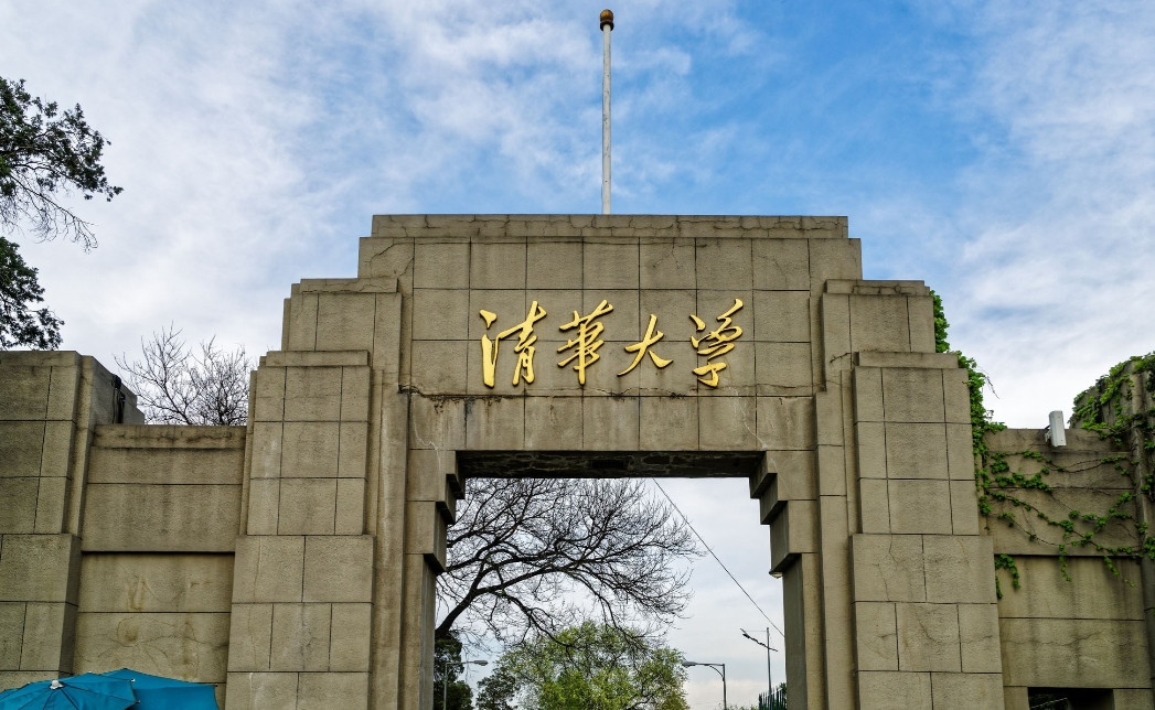 你以为的清华:都是万里挑一的精英。事实上的清华:每年新招收学生3800左右。纯
